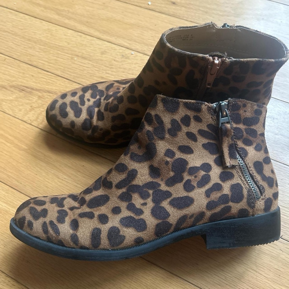 Like New Time & Tru Leopard Print Brown and Black Memory Foam Ankle Boots size 8